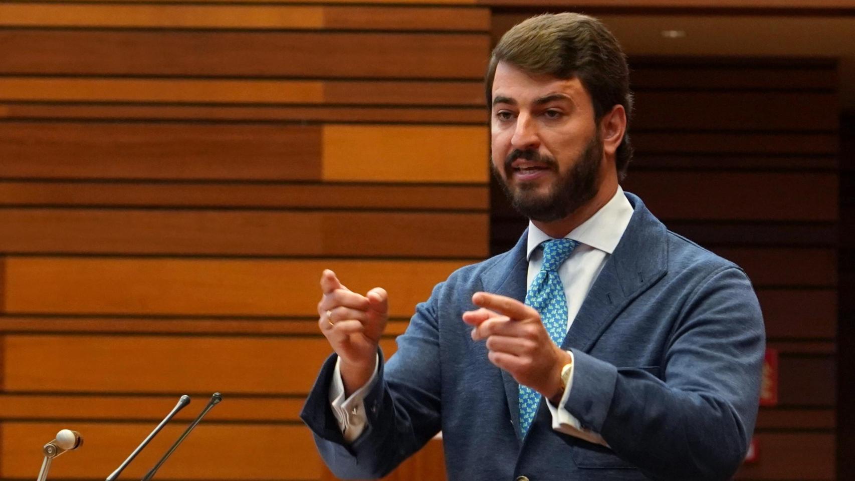 El portavoz de Vox, Juan García-Gallardo, durante su intervención en el pleno de las Cortes de este miércoles