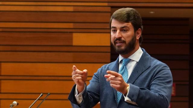 El portavoz de Vox, Juan García-Gallardo, durante su intervención en un pleno de las Cortes