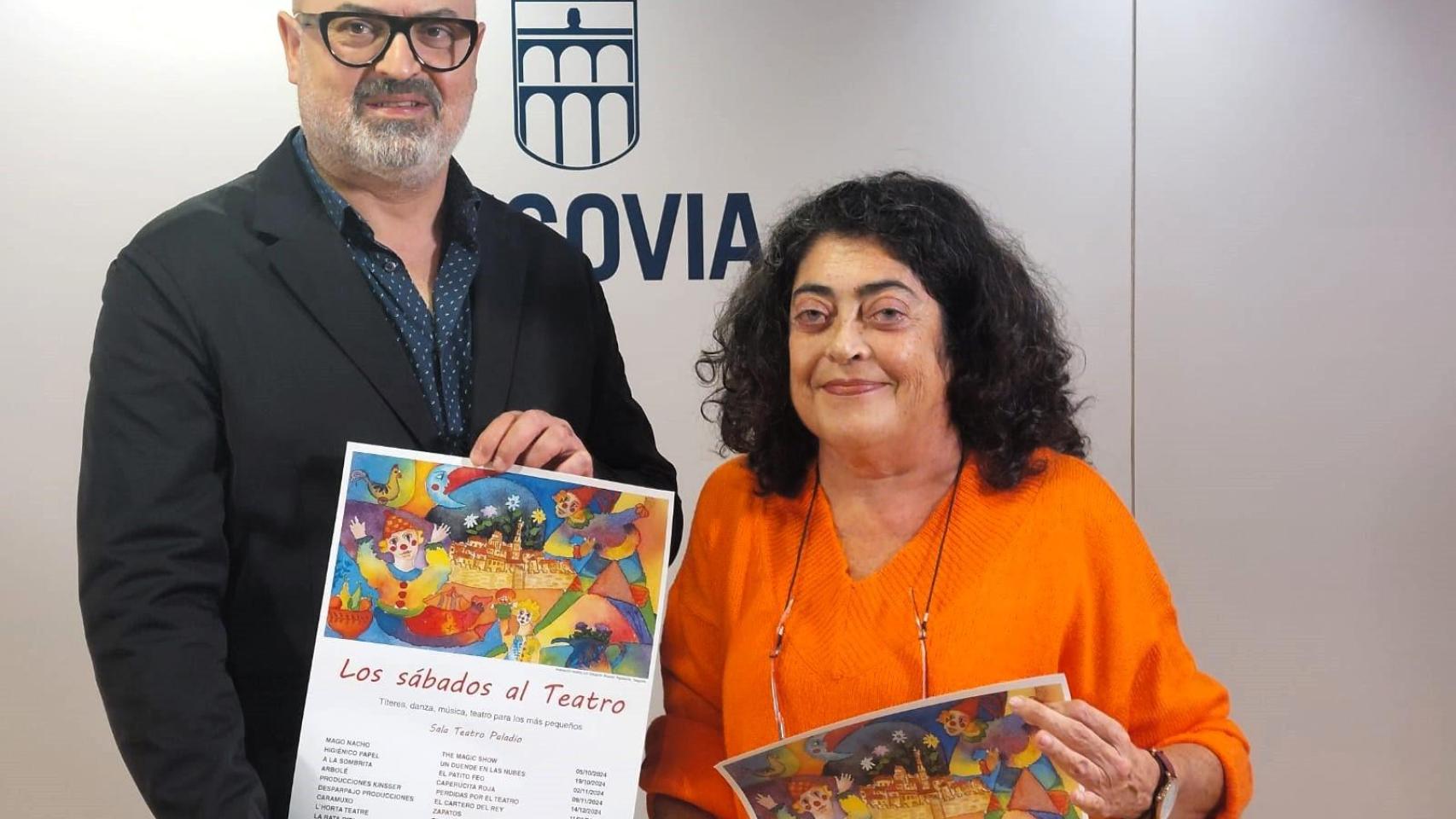 El concejal de Cultura del Ayuntamiento de Segovia, Juan Carlos Monroy; y la directora de la compañía de teatro Paladio Arte, Marta Cantero, presentan la nueva edición de 'Los sábados al teatro'