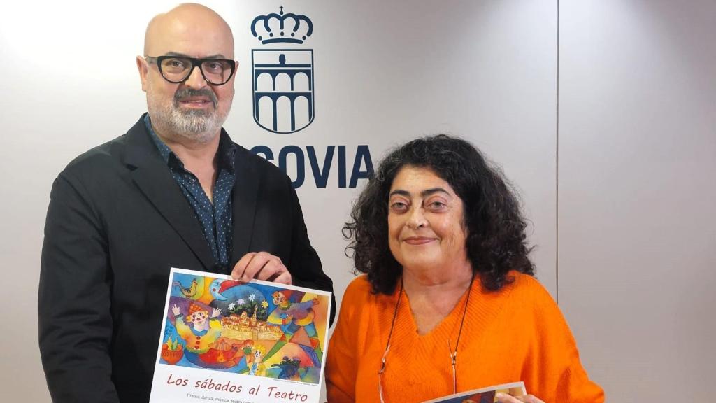 El concejal de Cultura del Ayuntamiento de Segovia, Juan Carlos Monroy; y la directora de la compañía de teatro Paladio Arte, Marta Cantero, presentan la nueva edición de 'Los sábados al teatro'