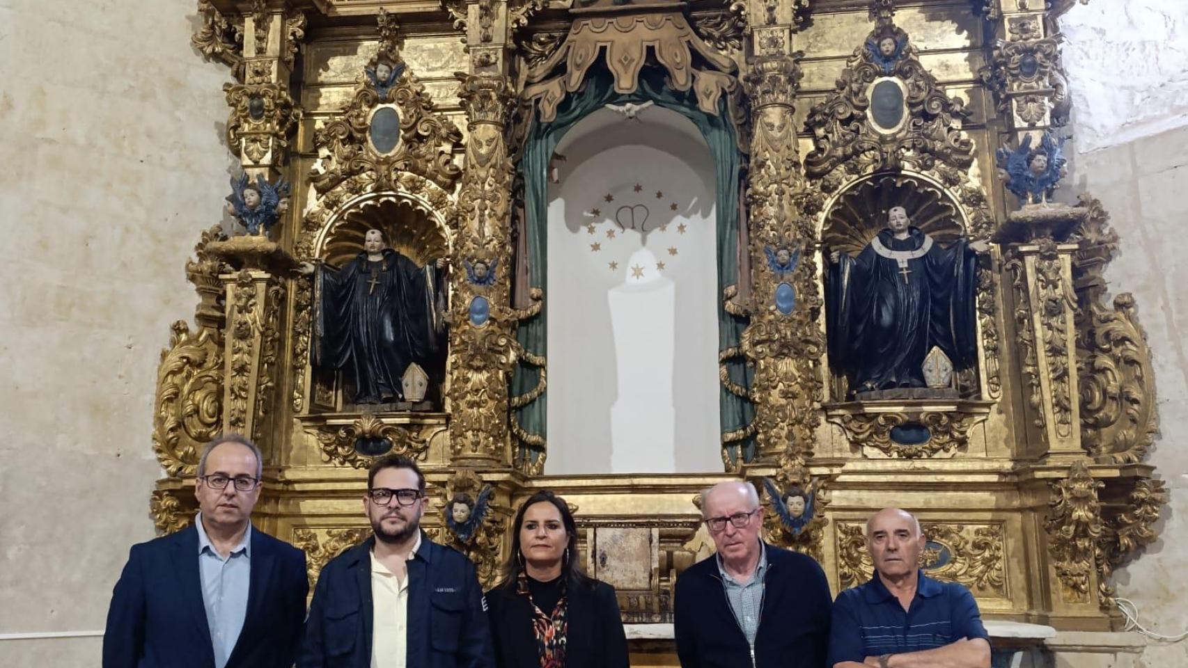 El vicepresidente primero de la Diputación de Zamora y diputado de Educación, Cultura y Turismo en Zamora, Víctor López de la Parte; el delegado de Patrimonio de la Diócesis de Zamora, Juan Carlos López; y la alcaldesa de San Miguel de la Ribera, Raquel Pascual Blanco, observan el nuevo retablo