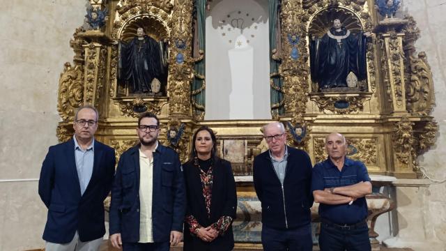 El vicepresidente primero de la Diputación de Zamora y diputado de Educación, Cultura y Turismo en Zamora, Víctor López de la Parte; el delegado de Patrimonio de la Diócesis de Zamora, Juan Carlos López; y la alcaldesa de San Miguel de la Ribera, Raquel Pascual Blanco, observan el nuevo retablo