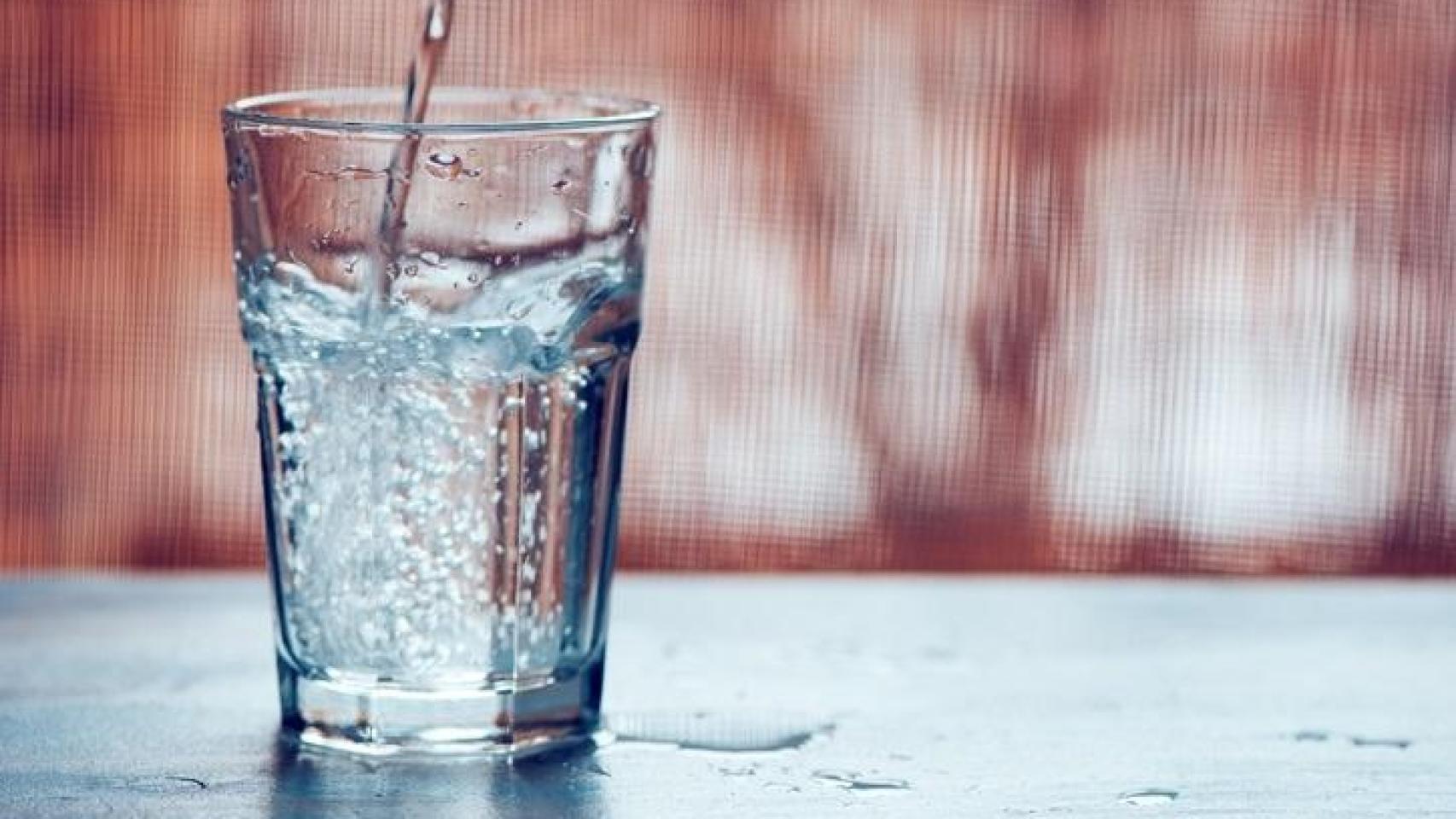 Cualquier tipo de agua que se bebe a diario contiene las sales necesarias.