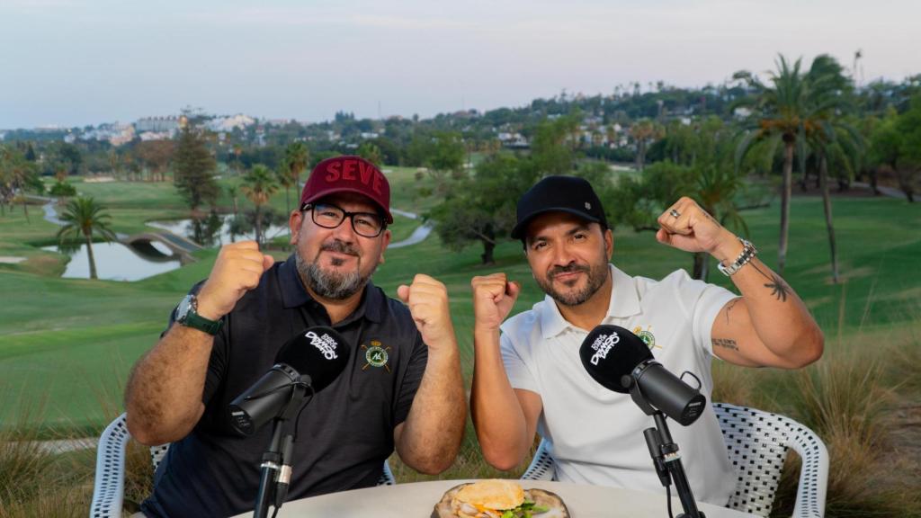 Dani García y el cantante Luis Fonsi compartiendo micrófonos y mollete.