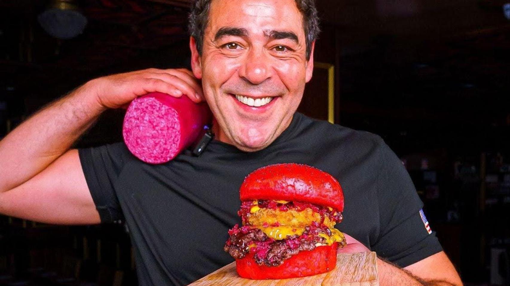 Pablo Chiapella sosteniendo su 'burger'.