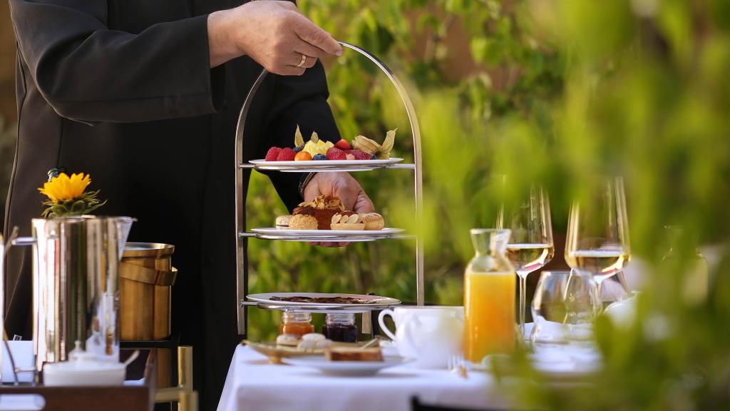 El servicio del desayuno en el jardín del hotel.