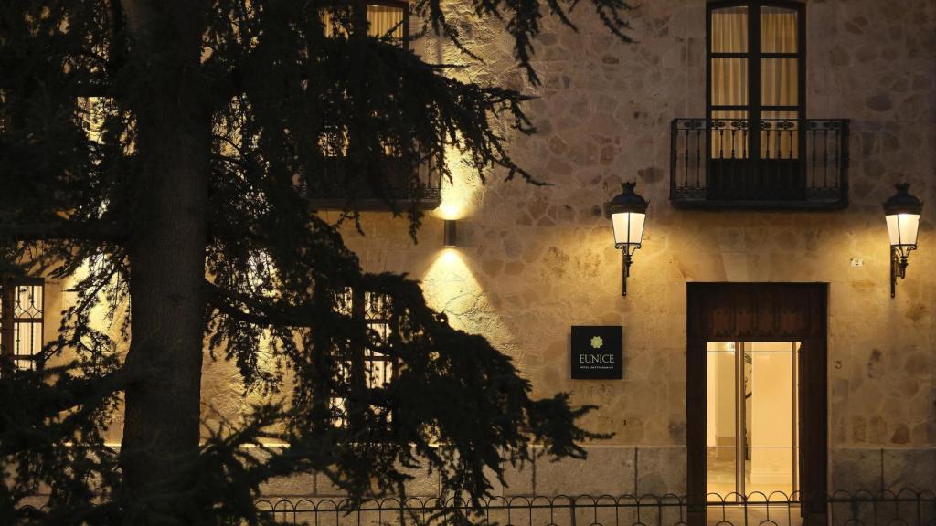 La fachada de Eunice Hotel Gastronómico, iluminada por la noche.