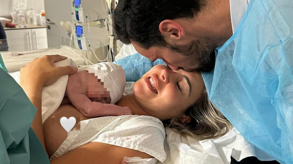 Alba Silva y Sergio Rico dan la bienvenida a su bebé.