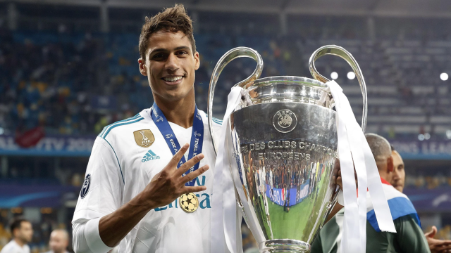 Raphaël Varane, con el trofeo de la última Champions League que ganó con el Real Madrid