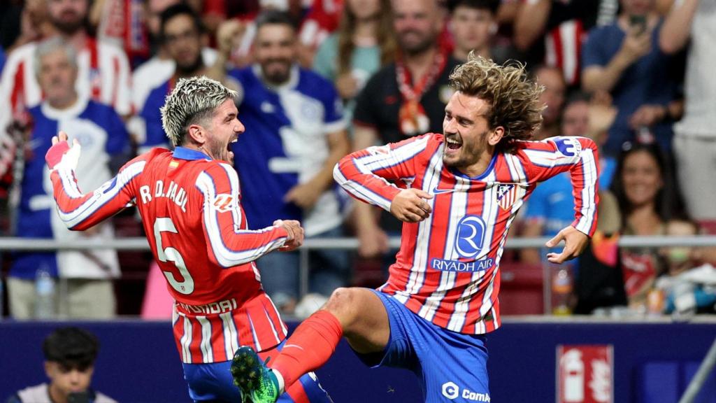 De Paul y Griezmann celebran un gol con el Atlético de Madrid