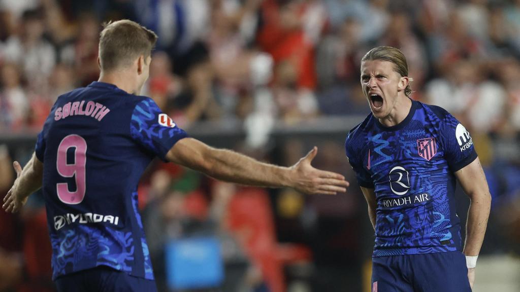 Gallagher celebra con Sorlotj su gol ante el Rayo Vallecano.