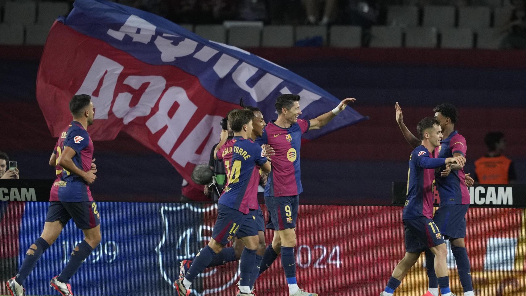 Los jugadores del Barcelona celebran el gol de Lewandowski.