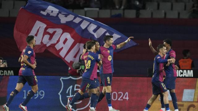 Los jugadores del Barcelona celebran el gol de Lewandowski.