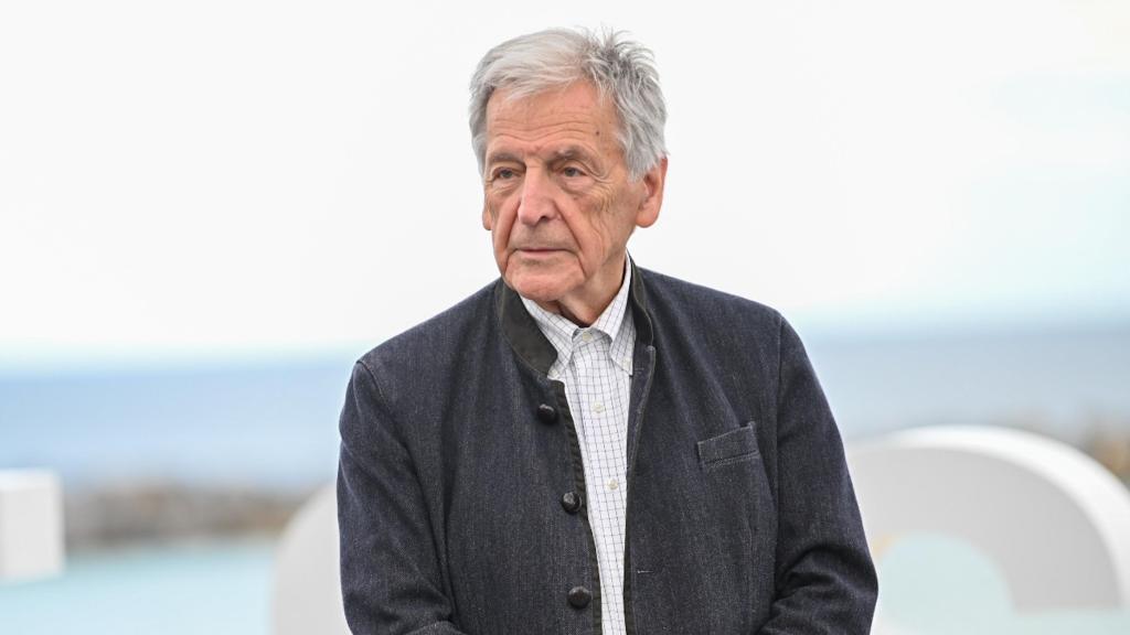 El director de cine Costa-Gavras posa durante el photocall de la película 'El último suspiro' en la 72.ª edición del Festival de cine de San Sebastián. Foto: Arnaitz Rubio / Europa Press