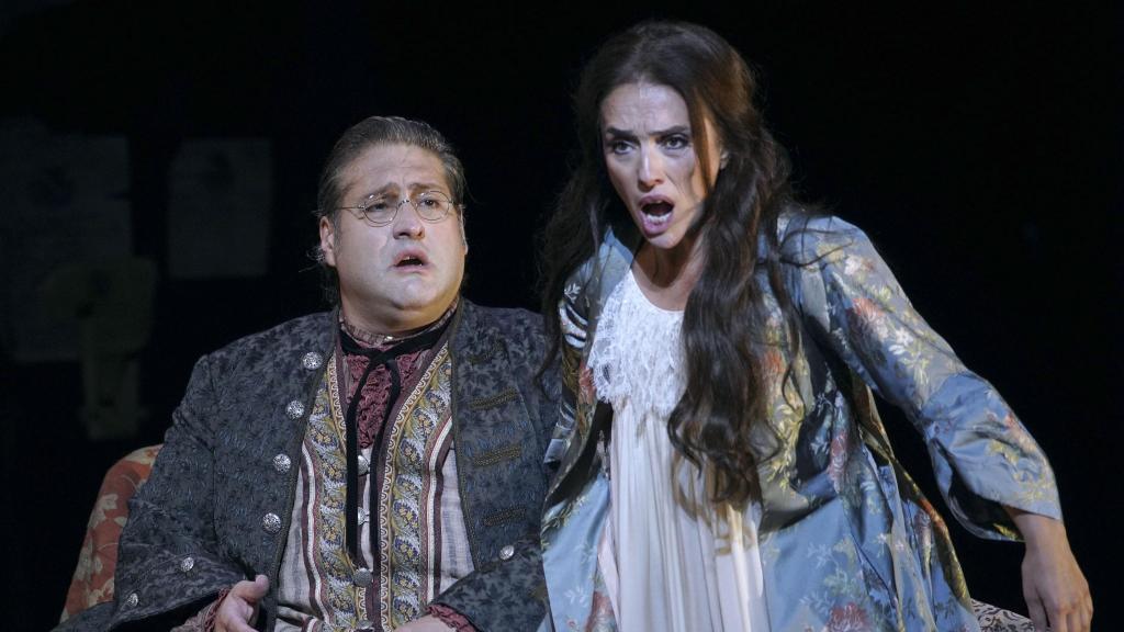 Nicola Alaimo (Michonnet) (i), Ermonela Jaho (Adriana Lecouvreur), durante un ensayo de la ópera Adriana Lecouvreur, de Francesco Cilea, en el Teatro Real en Madrid.