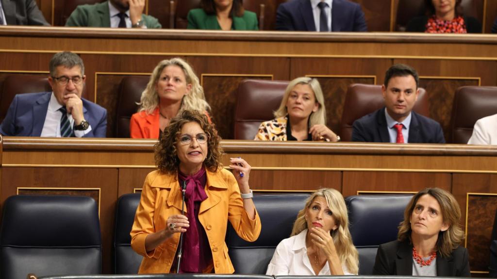 La vicepresidenta segunda y ministra de Hacienda, María Jesús Montero, interviene durante una sesión de control al Gobierno, en el Congreso de los Diputados.