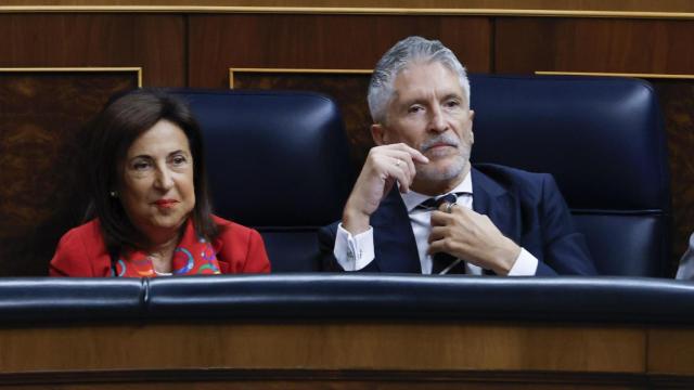 Los ministros de Defensa e Interior, Margarita Robles y Fernando Grande-Marlaska, este miércoles en la sesión de control.