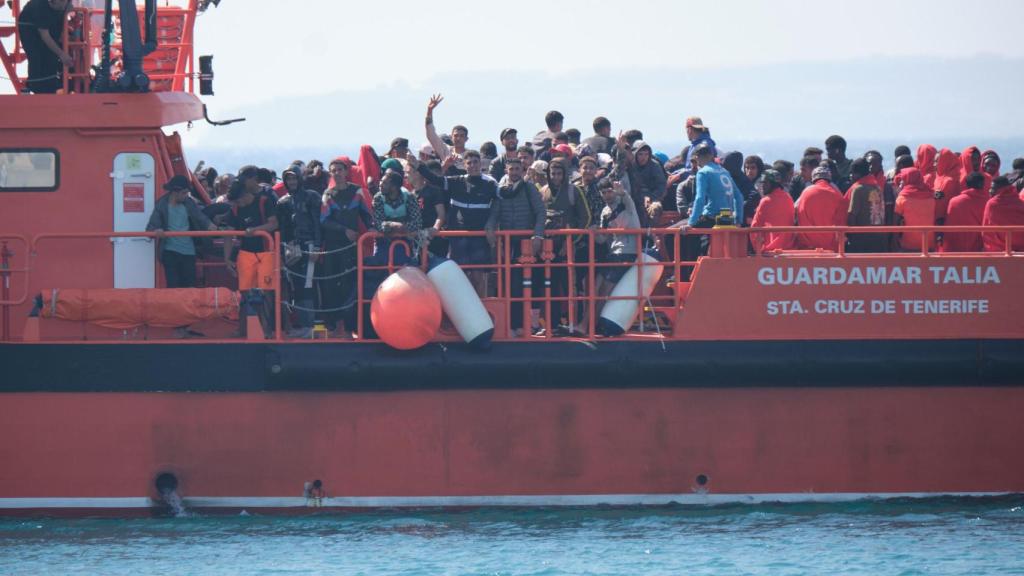 El barco 'Guardamar Talia' de Salvamento Marítimo traslada, este martes, a 180 migrantes a Puerto del Rosario (Fuerteventura).