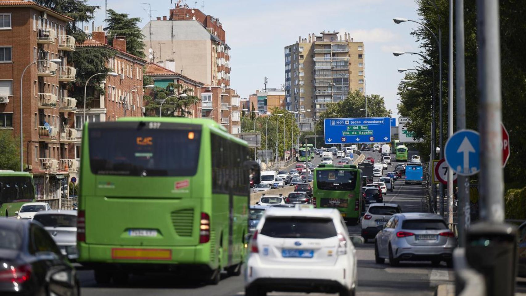 Decenas de coches en la A-5, en Madrid.