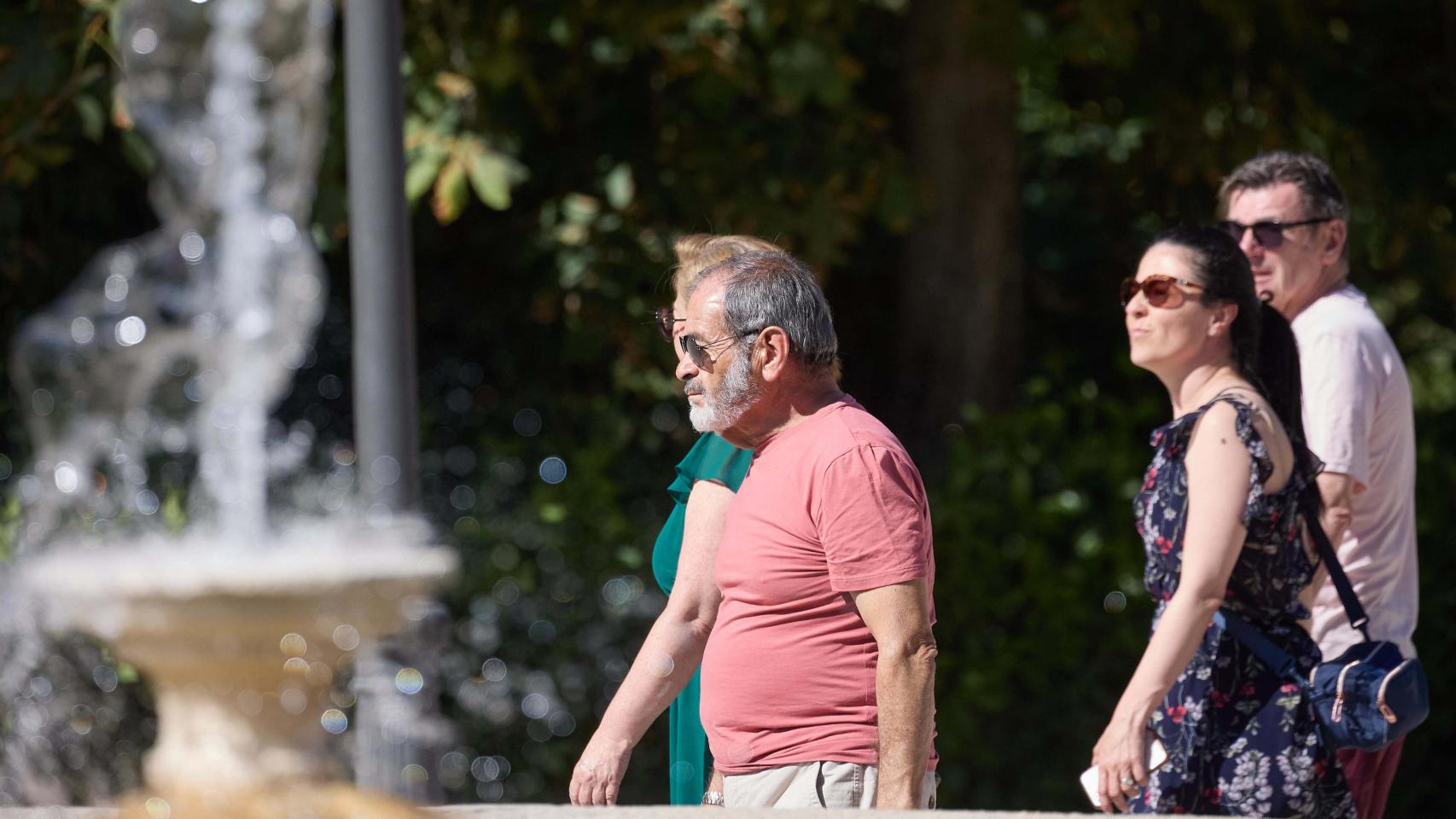 Varias personas en el Parque de El Retiro.