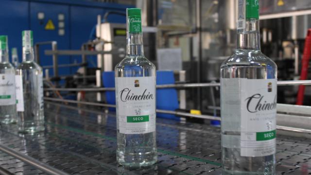 Algunas de las botellas de anís de Chinchón del tipo seco fabricadas en la Alcoholera de Chinchón.