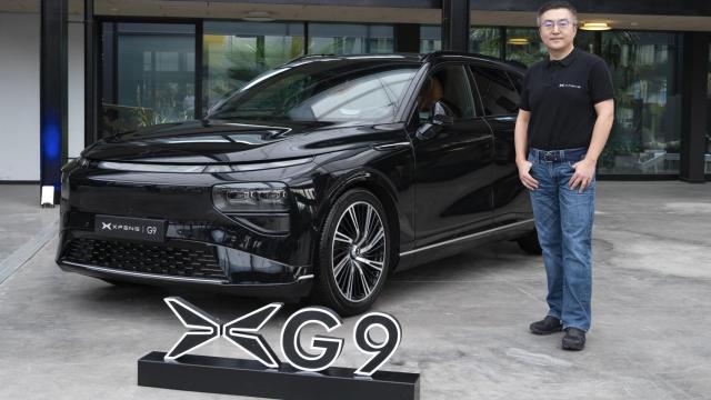 El vicepresidente de XPeng, Brian Gu, en Madrid junto con el modelo G9.