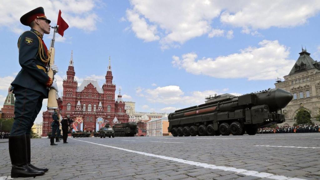 Una lanzadera de misiles nucleares RS-24 Yars durante el ensayo para un desfile militar en Moscú.