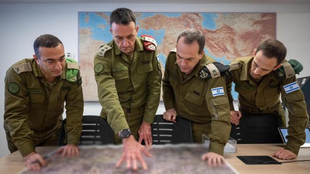 Israel dice que se prepara para una incursión terrestre en el Líbano.