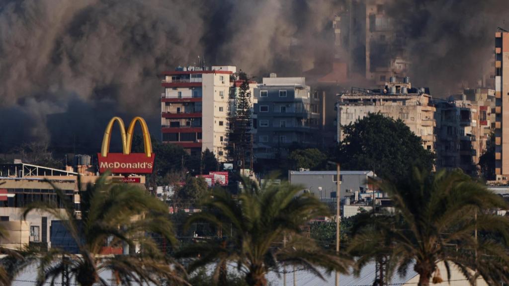 Columnas de humo se elevan sobre el sur del Líbano tras un ataque israelí, vistas desde Tiro.