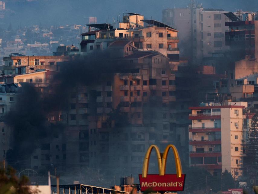 Columnas de humo se elevan sobre el sur del Líbano tras un ataque israelí.