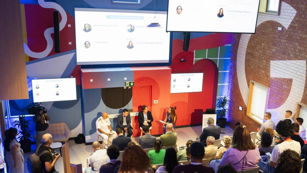 Momento de la mesa redonda en el centro de ciberseguridad de Google.