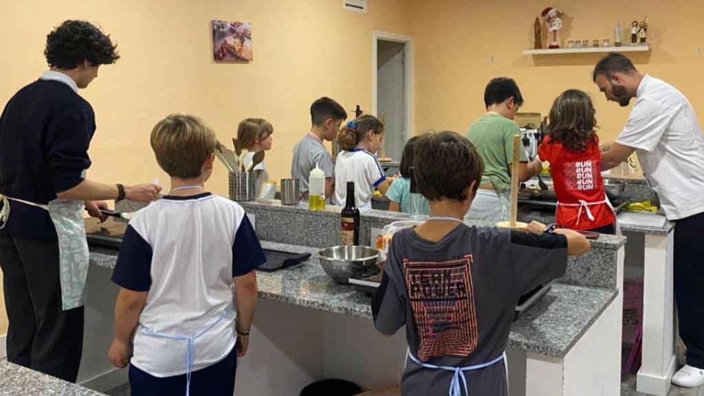 Niños en las clases de cocina de Talleres Puzles de A Coruña