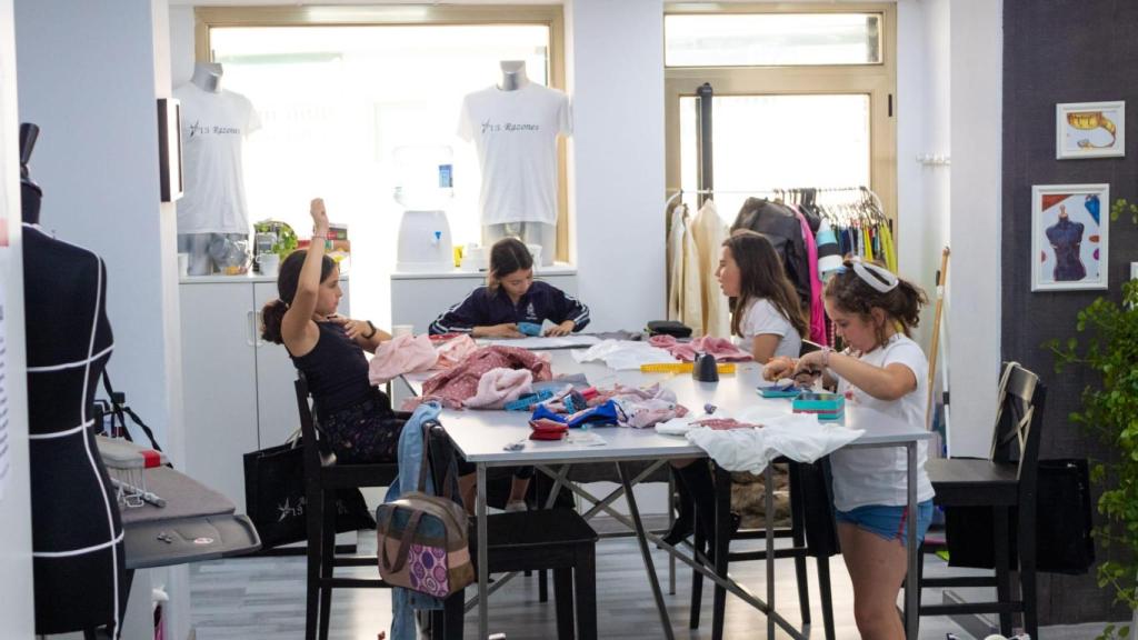 Niñas en clase de costura en la academia 13 Razones.