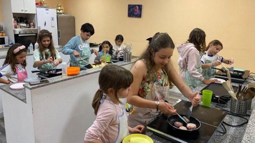 Niños en clase de cocina en Talleres Puzle.