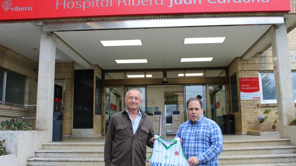 Firma del convenio de colaboración en el Hospital Ribera Juan Cardona, con Santi Rey (dcha) y Javier Atanes (izq).