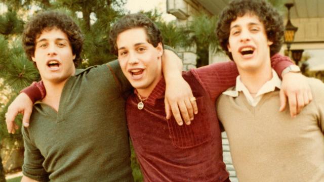 Está en Netflix por tiempo limitado y es tan real que parece ficción: tres extraños descubren que son trillizos