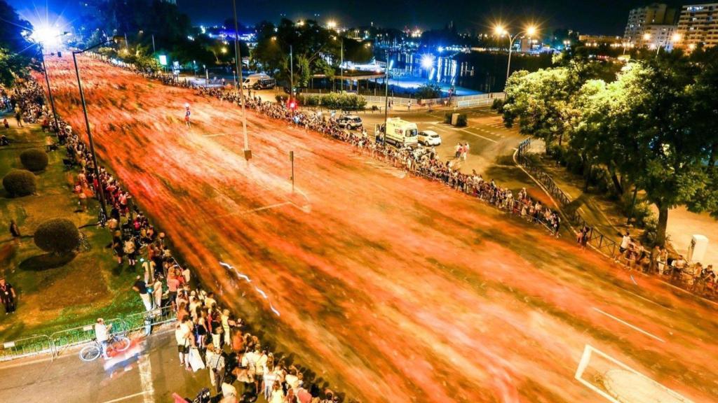 Vista aérea de los corredores en la Carrera Nocturna del 2023.