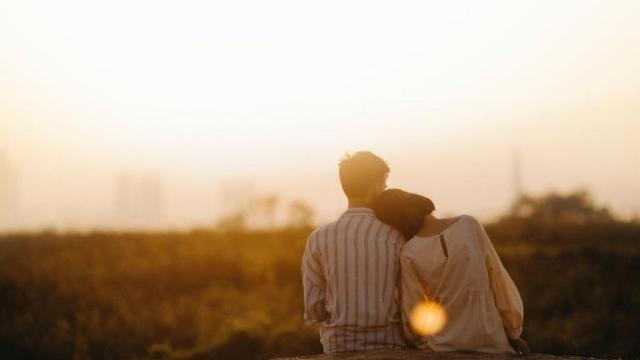 Esto es lo que te pasa si aun teniendo pareja sigues necesitando que otras personas se fijen en ti