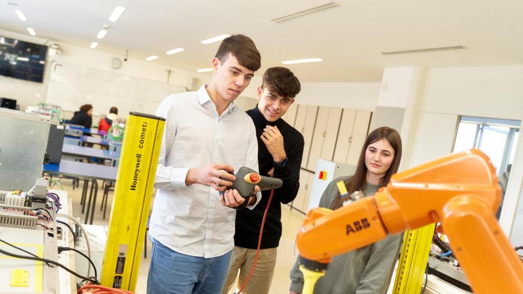 Tres alumnos del Ciclo Superior de Robótica haciendo prácticas en el aula