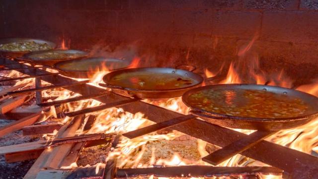 Paellas a leña en Casa El Famós. EE