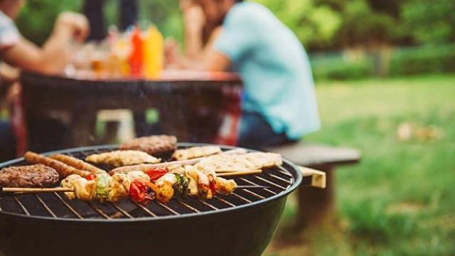 ¿Puede prohibirme mi vecino hacer una barbacoa en el jardín de mi casa? Esto es lo que dice la ley