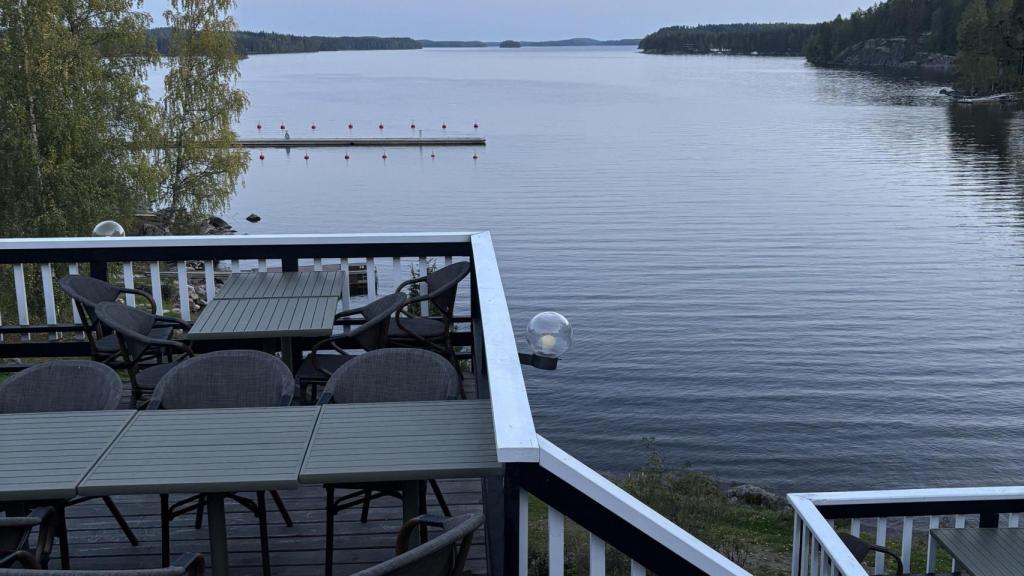 Las espectacular terraza del restaurante Koskivahti, en Finlandia.