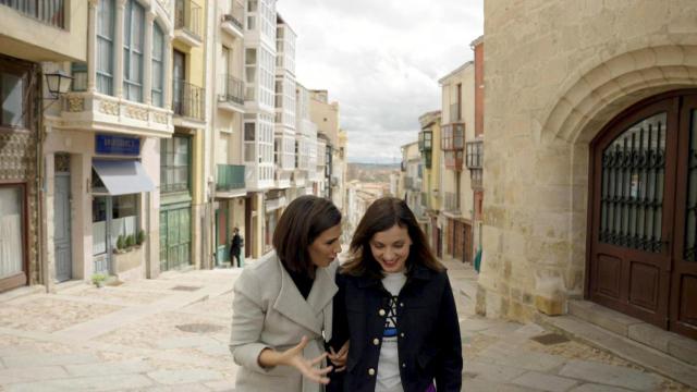 Ana Pastor y Neveka durante el rodaje de una entrevista en Zamora