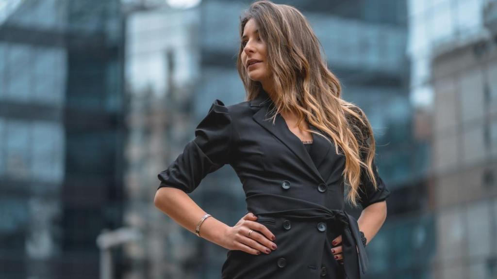 Mujer elegante vestida de negro.