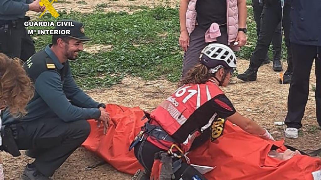 El dispositivo encontró al hombre tumbado en el suelo.