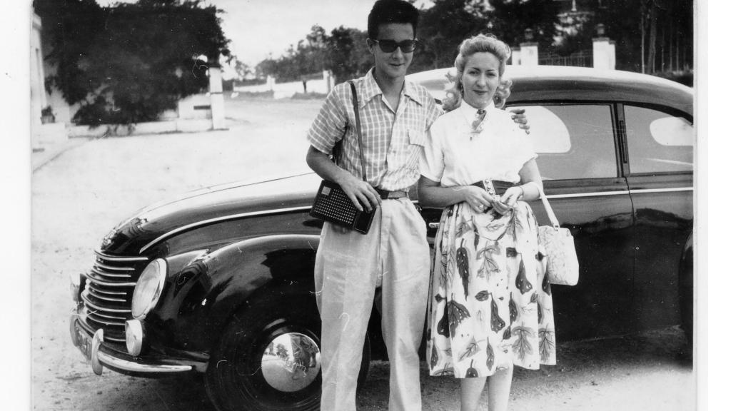 Margarita Landi junto a un compañero frente a su coche. Foto: Alianza editorial