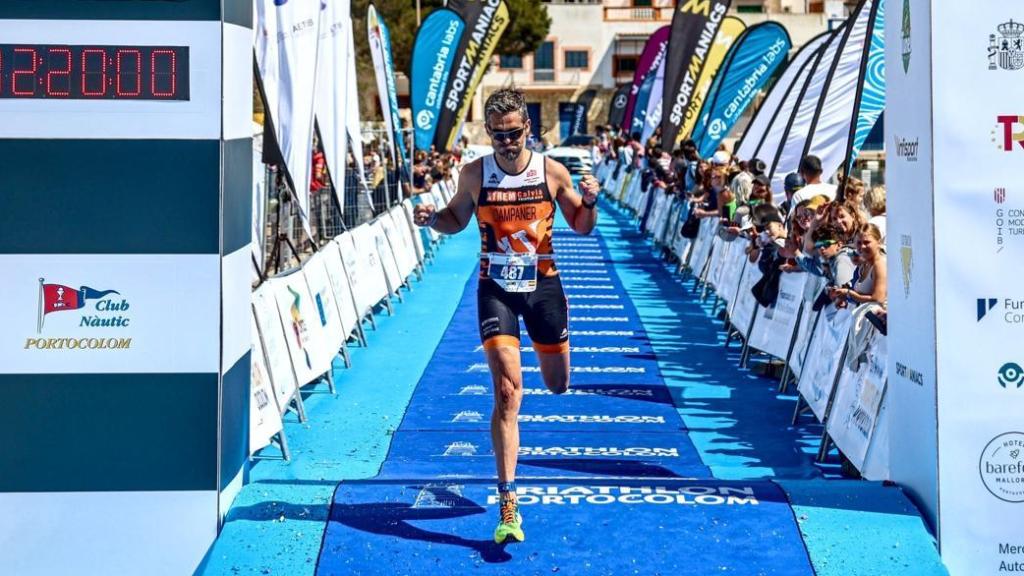 El abogado es un gran aficionado al triatlón.