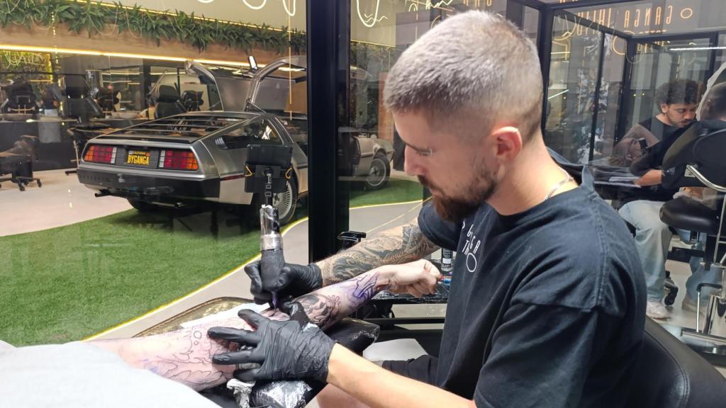 Un tatuador trabaja en una de las cabinas de Ganga Tattoo Studio.