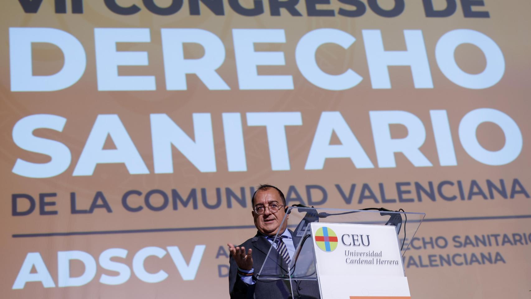 El presidente de la Asociación de Derecho Sanitario de la Comunitat Valenciana, Carlos Fornés, durante su intervención en el acto inaugural del VII Congreso de Derecho Sanitario de la Comunitat Valenciana. Efe / Biel Aliño