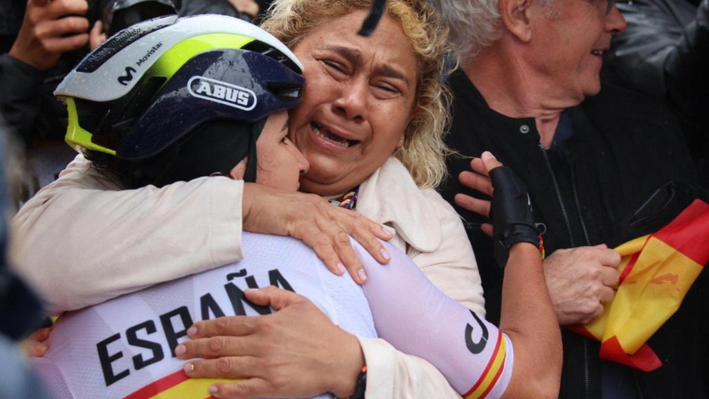 Paula Ostiz celebra con su madre la plata en la ruta júnior femenina del Mundial